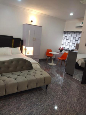 Kemzie's Apartments